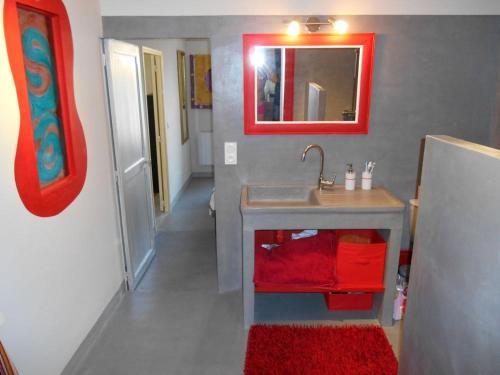 a bathroom with a sink and a red rug at Black & White in Alignan-du-Vent