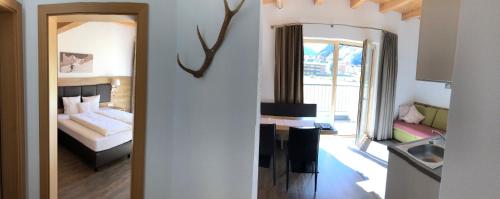 Una cama o camas en una habitación de Laurins Lodge