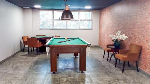 Meja biliard di San Diego Suites Ipatinga