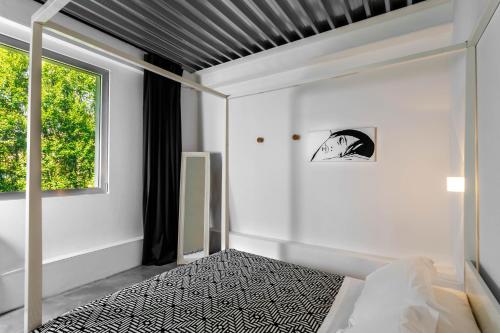 a bedroom with a bed and a window at Albergo Ristorante Madonnina in Cantello