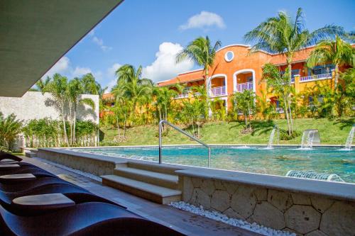 The swimming pool at or close to Barceló Maya Caribe - All Inclusive