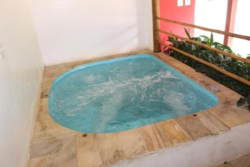 uma banheira de hidromassagem no chão de um edifício em Pousada Canto Verde em Boiçucanga