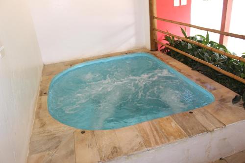 a hot tub on the floor of a building at Pousada Canto Verde in Boicucanga