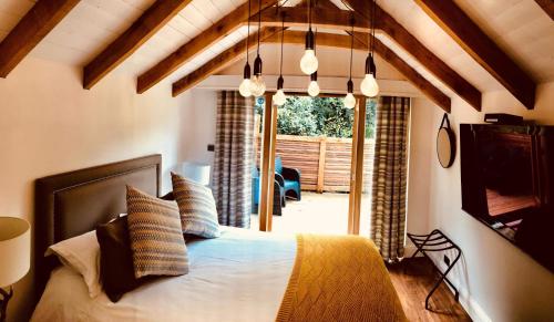 1 dormitorio con 1 cama en una habitación con ventana en Oak-Island Hall en Huntingdon
