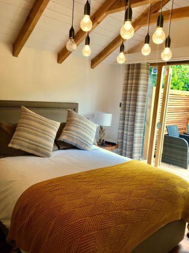 a bedroom with a bed and a window and lights at Oak-Island Hall in Huntingdon