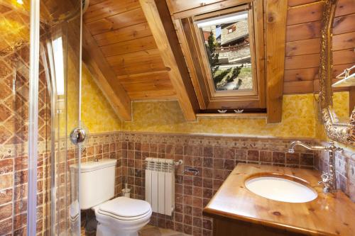 a bathroom with a toilet and a sink at Apartamento Eth Pui by Totiaran in Salardú