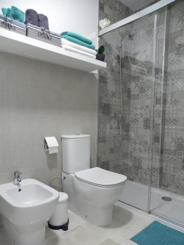 Un baño con inodoro, ducha y lavabo. en BRAND NEW APARTMENT, en Tarifa