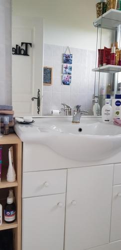 una cucina con lavandino e bancone bianco di Villa Acqua Doria a Coti-Chiavari