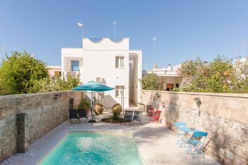 una casa con piscina e ombrellone di Salento Rosa dei Venti a Surbo