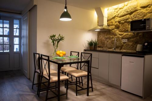 a dining room with a table and chairs in a kitchen at Casa Jardim in Porto
