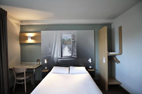 Giường trong phòng chung tại B&B HOTEL Valence TGV Romans