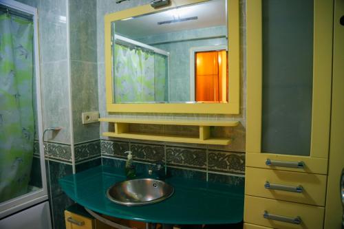 y baño con lavabo y espejo. en اسطنبول بكركوي طريق الساحل, en Estambul