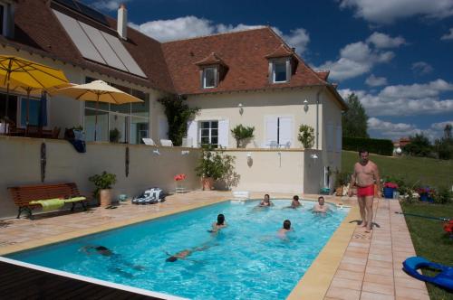 un gruppo di persone in piscina di La Maison du Parc a Saint-Raphaël