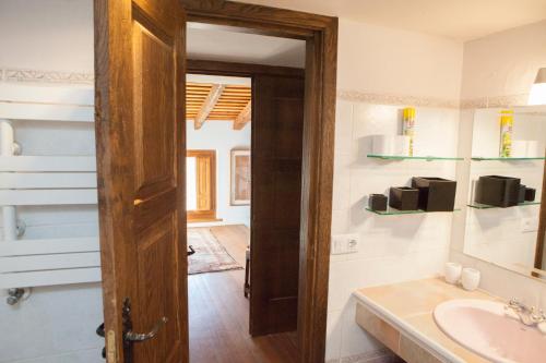 La salle de bains est pourvue d'un lavabo et d'un miroir. dans l'établissement Charming Boutique Country House: La Casa Vieja (Sotosalbos), à Sotosalbos