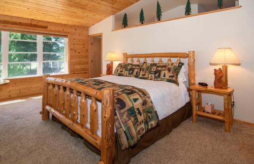 A bed or beds in a room at Leech Lake Resort Bed & Breakfast