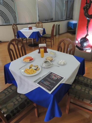 une table avec des assiettes de nourriture dessus dans l'établissement Hotel Ambos Mundos, à Mexico