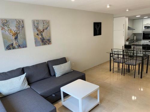 sala de estar con sofá y mesa en Center Flat Tejares en Córdoba