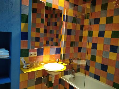 Bilik mandi di Hospedium Aloque Posada Hotel Rural