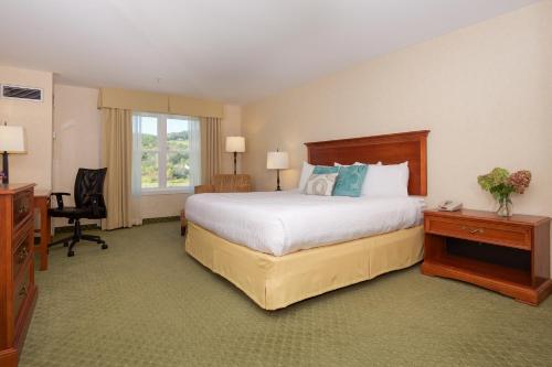 מיטה או מיטות בחדר ב-White River Inn & Suites