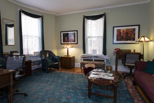 Χώρος καθιστικού στο Irving House at Harvard