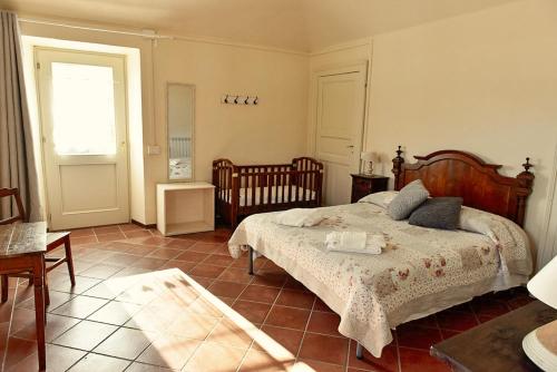 sypialnia z dużym łóżkiem i oknem w obiekcie Agriturismo La Fucina w mieście Vigliano Biellese