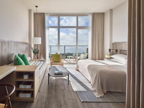 Ένα ή περισσότερα κρεβάτια σε δωμάτιο στο Asbury Ocean Club Hotel