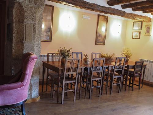 comedor con mesa de madera y sillas en Casa Torralba, en El Frago