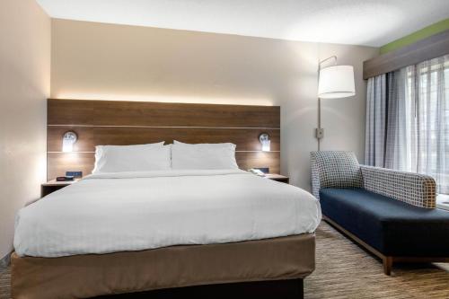 Holiday Inn Express Henderson, an IHG Hotel tesisinde bir odada yatak veya yataklar