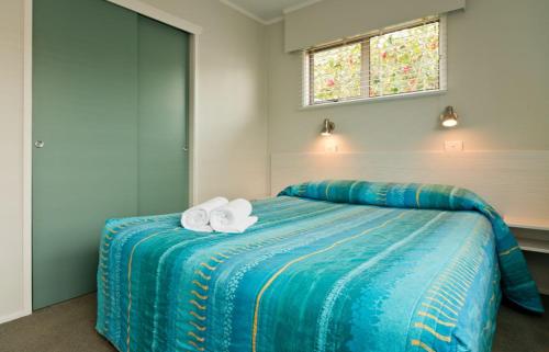 Giường trong phòng chung tại Averill Court Motel