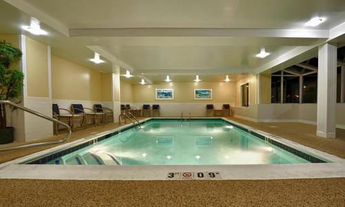 una gran piscina en una habitación de hotel en Holiday Inn Express Keene, an IHG Hotel, en Keene