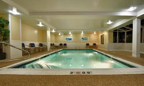 a large swimming pool in a hotel room at Keene Elm City Hotel, an Ascend Collection Hotel in Keene