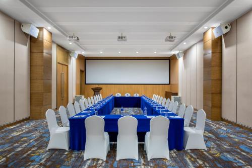 a conference room with a blue table and white chairs at Holiday Inn Express Ordos Dongsheng by IHG in Ordos