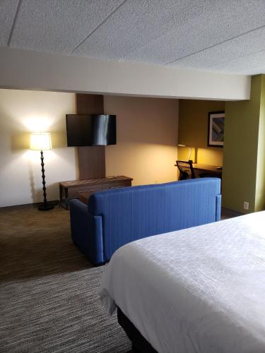 a hotel room with a bed and a tv at Holiday Inn Express Edgewood-Aberdeen-Bel Air in Edgewood