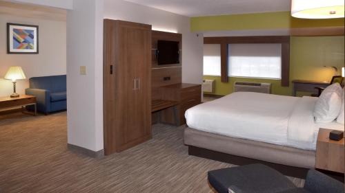 Postel nebo postele na pokoji v ubytování Holiday Inn Express Mount Pleasant- Scottdale by IHG