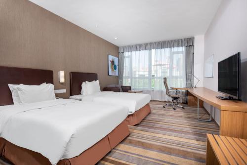 Tempat tidur dalam kamar di Holiday Inn Express Ordos Dongsheng, an IHG Hotel