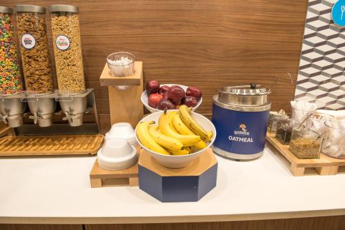 a counter with a bowl of bananas and a can of oatmeal at Holiday Inn Express & Suites - Warsaw - E Center by IHG in Warsaw
