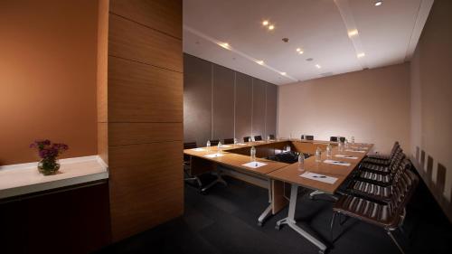 a conference room with a long table and chairs at Holiday Inn Express Ordos Dongsheng by IHG in Ordos