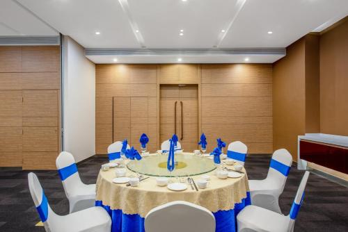 a conference room with a round table and white chairs at Holiday Inn Express Ordos Dongsheng by IHG in Ordos
