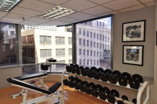Fitness centrum a/nebo fitness zařízení v ubytování Holiday Inn Express Denver Downtown by IHG