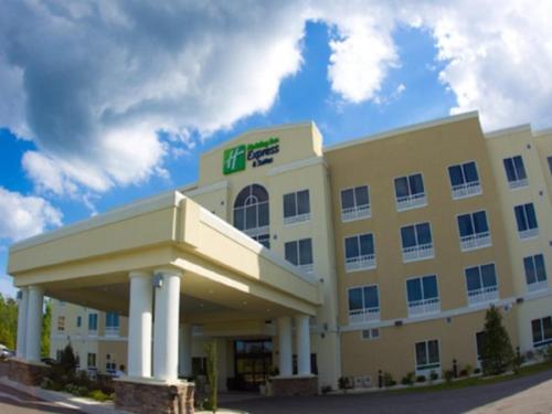 eine Darstellung eines Hotelgebäudes in der Unterkunft Holiday Inn Express & Suites Havelock Northwest New Bern by IHG in Havelock
