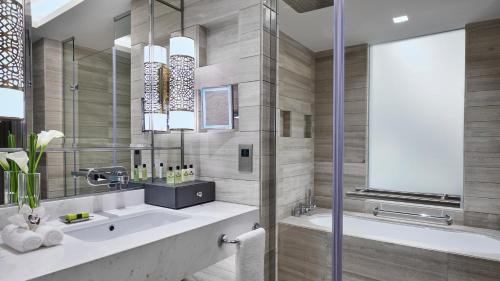 InterContinental Doha Beach & Spa by IHGにあるバスルーム