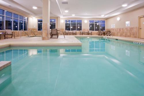 uma piscina com água azul num hotel em Holiday Inn Eau Claire South, an IHG Hotel em Eau Claire