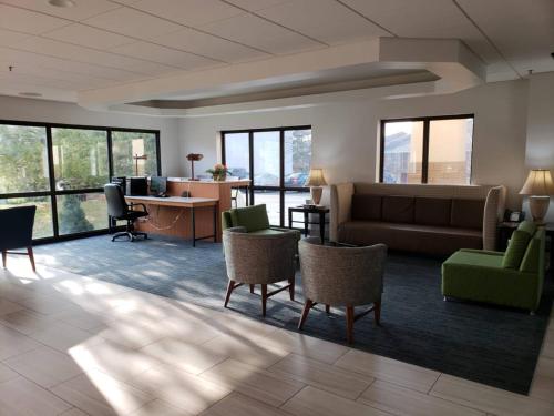 a lobby with a couch and chairs and a desk at Holiday Inn Express Edgewood-Aberdeen-Bel Air in Edgewood
