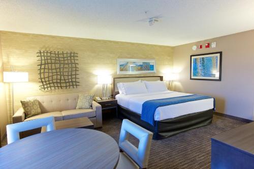 Postel nebo postele na pokoji v ubytování Holiday Inn Express Fargo - West Acres by IHG
