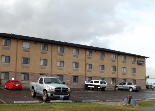 a large building with cars parked in a parking lot at Travelodge by Wyndham Elko NV in Elko