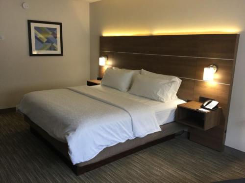 Holiday Inn Express Easton, an IHG Hotel tesisinde bir odada yatak veya yataklar