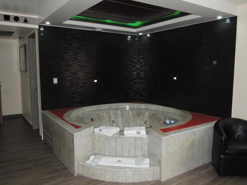 bañera grande en una habitación con pared negra en Hotel Ambos Mundos en Ciudad de México
