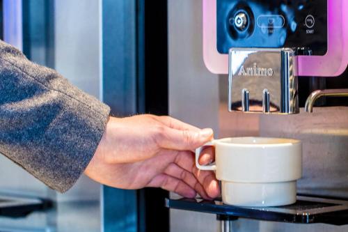 Příslušenství pro přípravu čaje a kávy v ubytování Holiday Inn Express Dijon by IHG