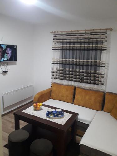 Μια τηλεόραση ή/και κέντρο ψυχαγωγίας στο Apartmani Nikola u vili Semeteš