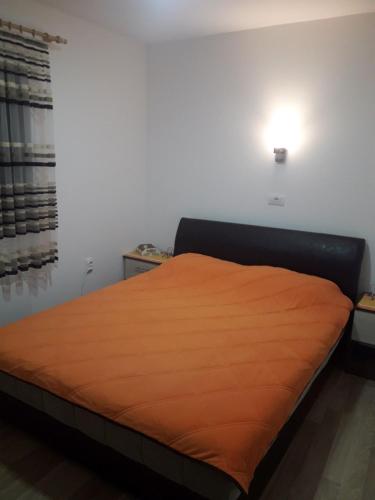 Ένα ή περισσότερα κρεβάτια σε δωμάτιο στο Apartmani Nikola u vili Semeteš
